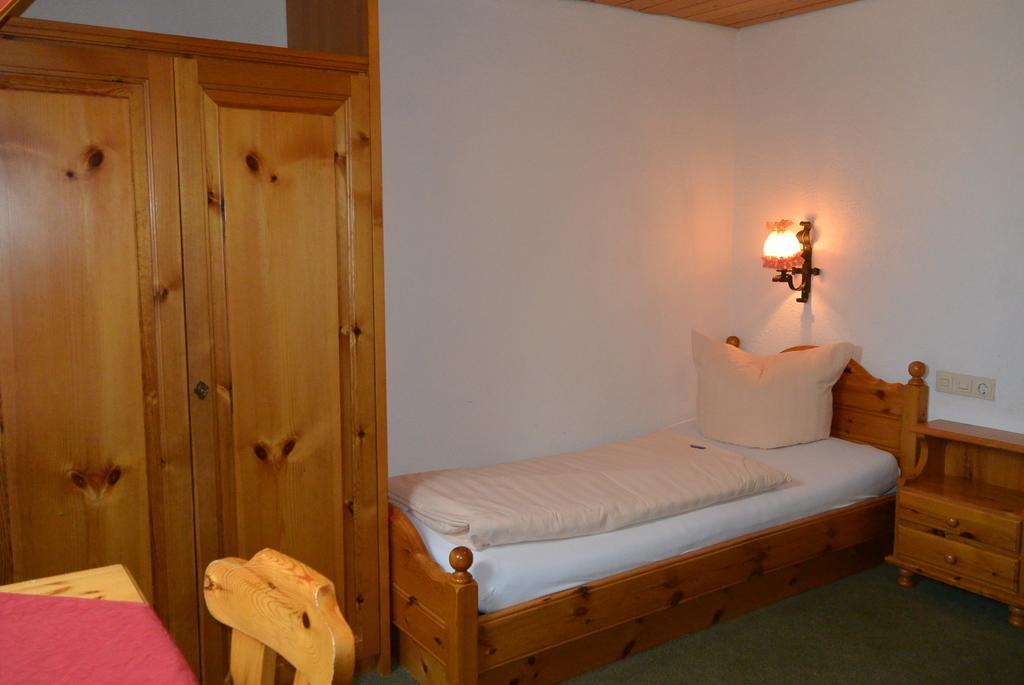 Hotel Zum Löwen - Unteres Wirtshaus Titisee-Neustadt Zimmer foto